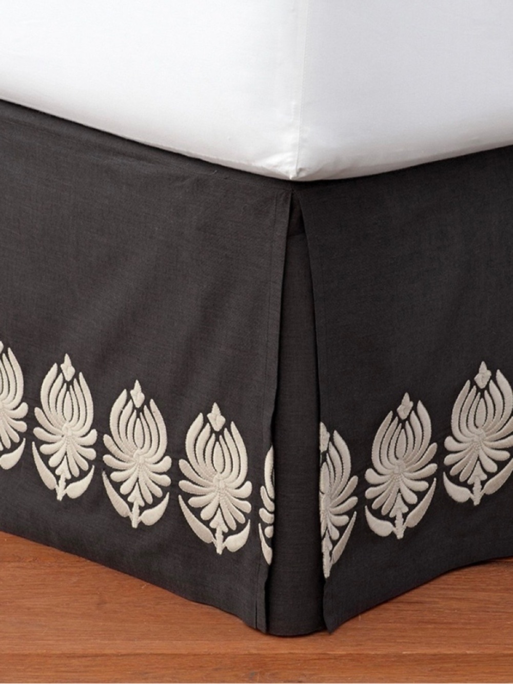 Pottery Barn Camilla Embroidered Bed Skirt NWT Queen